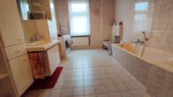 Zweifamilienhaus mit Gewerbe in Bernburg - 2.OG Bad mit Wanne