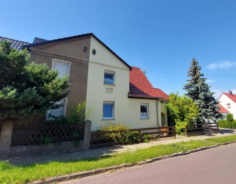Doppelhaushälfte mit sehr schönem Grundstück, 06406 Bernburg, Doppelhaushälfte