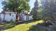 Doppelhaushälfte mit sehr schönem Grundstück - Gartenansicht mit Saunahäuschen
